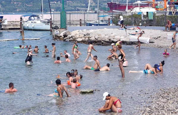 Vročina bo po napovedi Arsa vztrajala do vključno petka, ko bomo 
našteli 14 zaporednih vročih dni. Naše kraje bo osvežitev dosegla 
predvidoma v soboto.