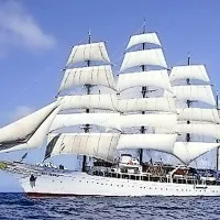 Sea Cloud z razpetimi jadrni. 