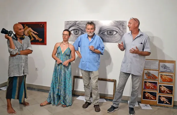 Na razstavi v galeriji Insula vpogled v umetnikov atelje in 
nastajanje umetniškega dela odpirajo (z leve) Marcus Fernando, 
Tina Hofman in Rok Zelenko, ob njih kustos Dejan Mehmedovič. 