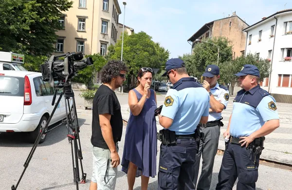  K sreči je snemalec pravočasno odskočil, sicer bi se hudo 
poškodoval. Policisti so izsledili lastnika avtomobila, voznika še 
ne. 