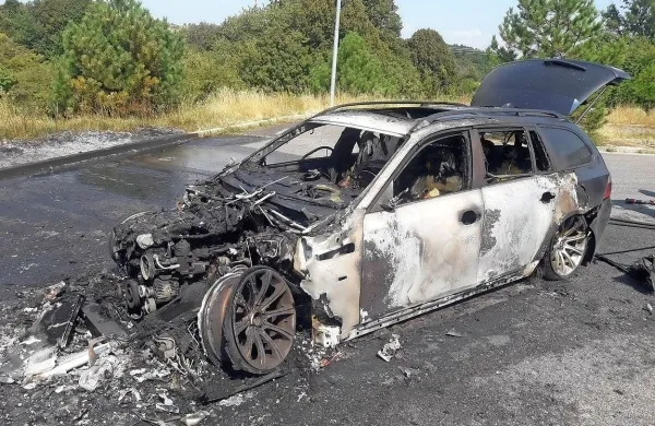 BMW zgorel v celoti
