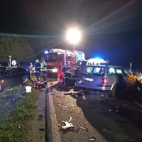 V hudi prometni nesreči, ki se je včeraj ob 19.15 uri zgodila na 
glavni cesti Slovenska Bistrica-Ptuj v Šikolah, pred odcepom za 
Rače, so umrle tri osebe, dve od teh sta  iz okolice Ajdovščine.