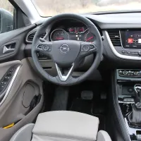 V notranjosti je še vedno pravi Opel.