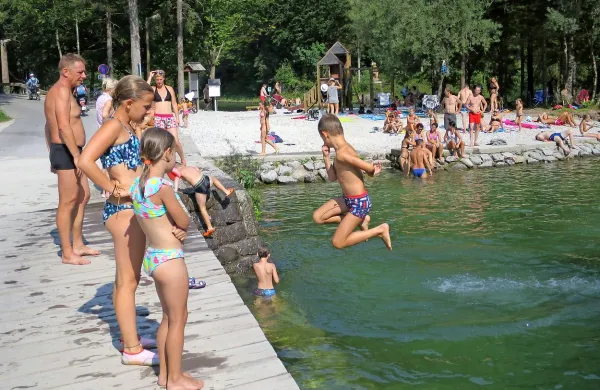 Vročina in prijetno ogreti Idrijca in Belca sta končno napolnili 
naravno kopališče Lajšt.