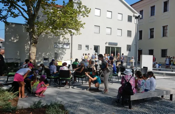 Vrt  med Kinogledališčem in Tolminskim muzejem je med bolj 
prijetnimi  v Tolminu. 