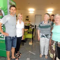 Aleš in Aleksandra sta ob odprtju lokala pritegnila množico 
zvedavih domačinov. 