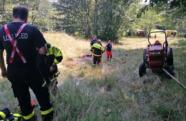 Bistriški policisti so ugotovili, da je nesrečni domačin iz Podstenj 
s traktorjem drsel vzvratno po klancu navzdol, nato pa s sedeža 
padel naravnost pod zadnje desno kolo.