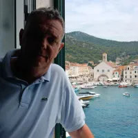 Župan mesta Hvar Rikardo Novak ni zadovoljen z dejstvom, da 
občina od množice plovil v  pristanišču nima kaj dosti.