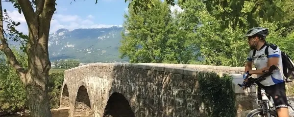 Pot je prevozna s kolesom, in to v vseh letnih časih. 