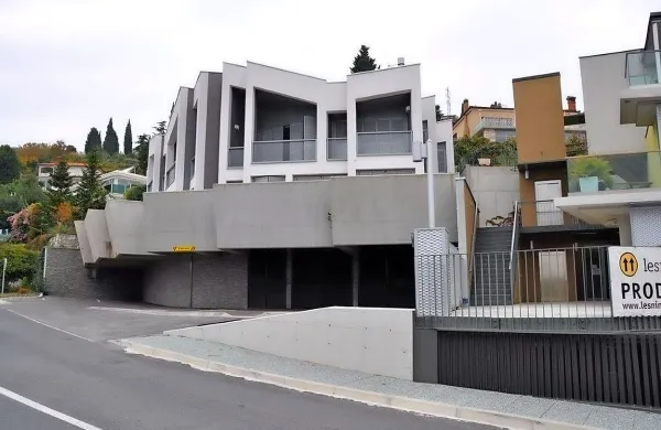 Objekt, namesto katerega je nekoč stala gostilna Feral,  je projektiral arhitekturni studio Sadar & Vuga.