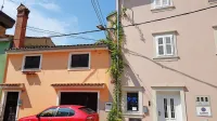 V nakup manjše stavbe na Puntarski ulici 10 v Kopru (oranžne 
barve) se je včeraj na koprski občinski dražbi sprva podalo kar 
enajst interesentov.