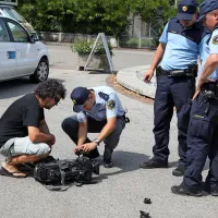  K sreči se je uspel snemalec Darko Humar (levo) pravočasno 
umakniti, sicer  bi neznanec povozil tudi  njega.

