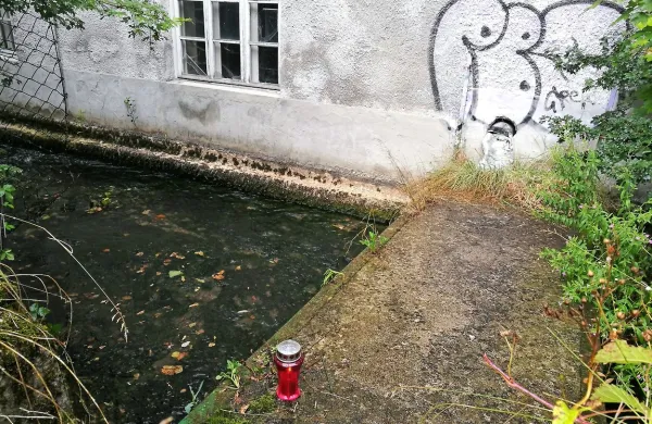 Včeraj dopoldne je na kraju, ker je mladi Bistričan omahnil v potok 
Sušec in utonil, gorela sveča. 