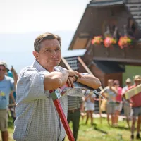 Na lovu za rekordom travo kosilo 570 koscev, med njimi tudi Borut Pahor