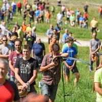 Na lovu za rekordom travo kosilo 570 koscev, med njimi tudi Borut Pahor