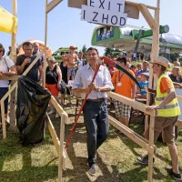 Na lovu za rekordom travo kosilo 570 koscev, med njimi tudi Borut Pahor