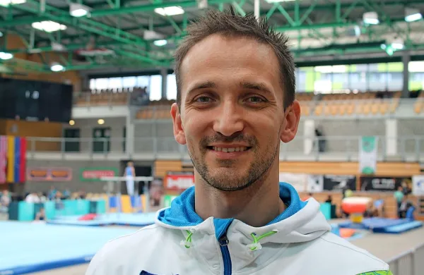 Slovenski telovadec Sašo Bertoncelj je na evropskem prvenstvu v 
Glasgowu na konju z ročaji osvojil srebrno odličje.