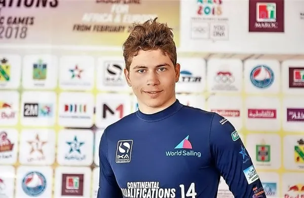 Slovenski jadralec Toni Vodišek je na svetovnem prvenstvu v 
Aarhusu postal mladinski svetovni prvak že tretje leto zaporedoma.