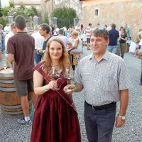 Kraljica terana Tinkara Gulič in predsednik Društva vinogradnikov in vinarjev Krasa David Štok sta bila  nepogrešljiva tudi na 
petkovi degustaciji. 

