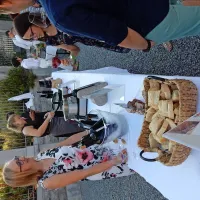 Petkova degustacija na dvorišču Bunčetove domačije v Dutovljah.