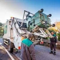 Občina uveljavlja pravico, da ima prednost pri nakupu delnic Komunale