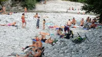 Naravovarstveniki letos ne dovolijo bazenov na Nadiži, ki ima 23 
stopinj Celzija, pa čeprav vsi vedo, da bi jih prvo deževje zasulo. 