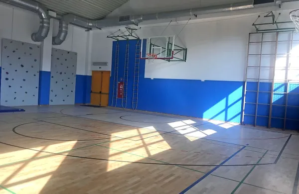 Občina Izola je zaključila menjavo športnega poda v telovadnici 
Osnovne šole Dante Alighieri, ki je bil uničen v neurju oktobra 
lani.