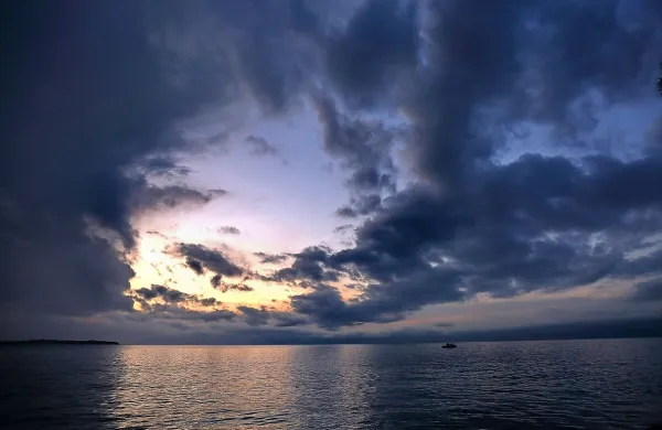 Meteorologi pozivajo zlasti prebivalce slovenske Istre k pozornemu spremljanju vodotokov, ki lahko zvečer in ponoči zaradi 
močnih nalivov nevarno narastejo.