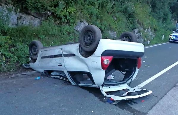 Voznik in sovoznik z avtom na streho