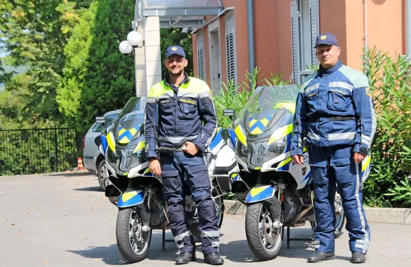 Alan Vižintin (levo) in Borut Hojsak (desno) sta nova policijska 
motoristična inštruktorja.