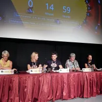 Tako so včeraj tik pred poldnevom minute do začetka petega filmskega maratona Muvit/6x60  
odštevali (z leve) Nina Ukmar, Maja Šest, Gregor Graf, Ljubica Jelušič in Meri Bešlagić. 