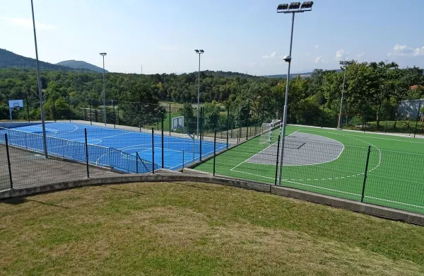Po več kot 30 letih, odkar so za šolo in vrtcem v Divači zgradili 
športna igrišča, so jih temeljito obnovili.