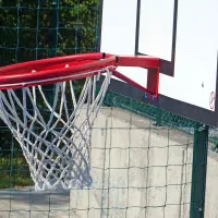 Še preden so prenovljeni športni park uradno odprli, so neznanci 
poškodovali koš. 