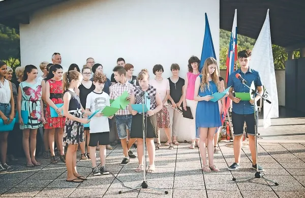 Osrednji del praznika je spominska slovesnost.