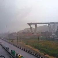 V Genovi se je zru&scaron;il avtocestni viadukt