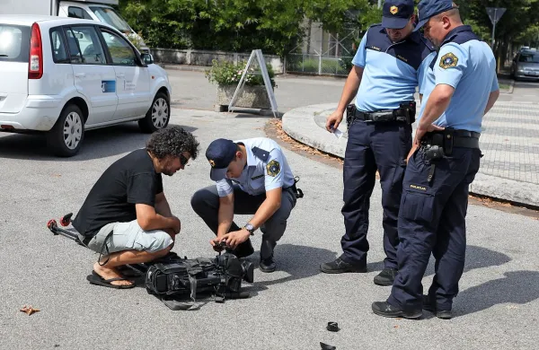 Moški srednjih let, ki je prejšnjo sredo zapeljal v televizijsko ekipo, 
naj bi se zadrževal v Italiji.