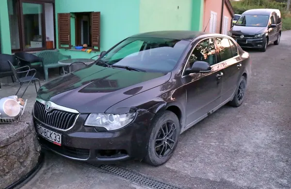 Beg 19-letnega Poljaka se je končal v zidku hiše ob tribanski cesti 
ob robu Kopra. V ukradeni poljski škodi so policisti našli njegove 
dokumente. 