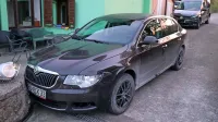 Beg 19-letnega Poljaka se je končal v zidku hiše ob tribanski cesti 
ob robu Kopra. V ukradeni poljski škodi so policisti našli njegove 
dokumente. 