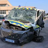 Policijski kombi je bil med lovom popolnoma uničen, policista pa 
poškodovana. 