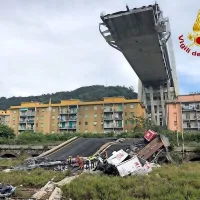 V Genovi na&scaron;teli že več kot 40 žrtev zru&scaron;enja viadukta