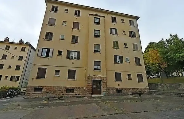Poslopje družbe za neprofitne gradnje Ater v Ul. Santi 7 na Greti, 
kjer se je zgodil grozljiv umor.