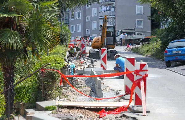 V Klaričevi ulici v Semedeli  sanirajo  in širijo cestišče, zgradili bodo 
pločnik in  ekološki otok.