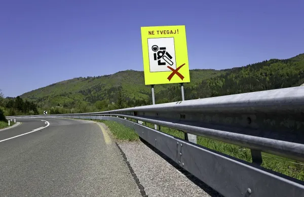 V zloglasnih planinskih ovinkih trčila motorista