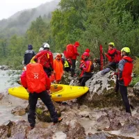 Po padcu je Soča  Švicarko potisnila v skalo, kjer se je poškodovala. 