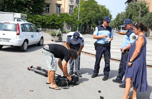 Napadalec je povzročil za nekaj tisočakov evrov škode, saj je z 
avtom s stativa zbil televizijsko kamero, ki se je razletela.
