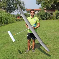 Luka Bitežnik z letalom, ki mu je prineslo srebrno odličje.