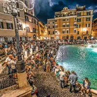 Fontana di Trevi v Rimu, pred katero se vsak dan drenjajo  tisoči 
turistov.