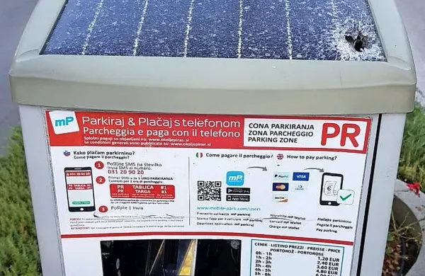Neznanci ponoči po&scaron;kodovali parkomate v Luciji in Portorožu