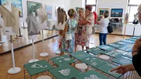 Dialog v različnosti - prefinjeno drobcene in debelejše čipke na 
razstavi skupaj z likovnimi deli.