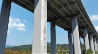Nosilno konstrukcijo viadukta Ravbarkomanda so začeli sanirati 
lani, vendar del še niso končali. Predvidoma naj bi jih prihodnje 
leto.